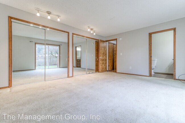 Building Photo - 4 br, 2.5 bath House - 2311 NE Parkview Drive
