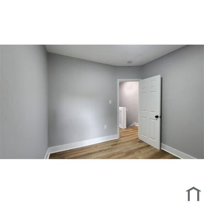 Building Photo - 3 Bedrooom Home 1.5 Bathrooms Move-In-Ready