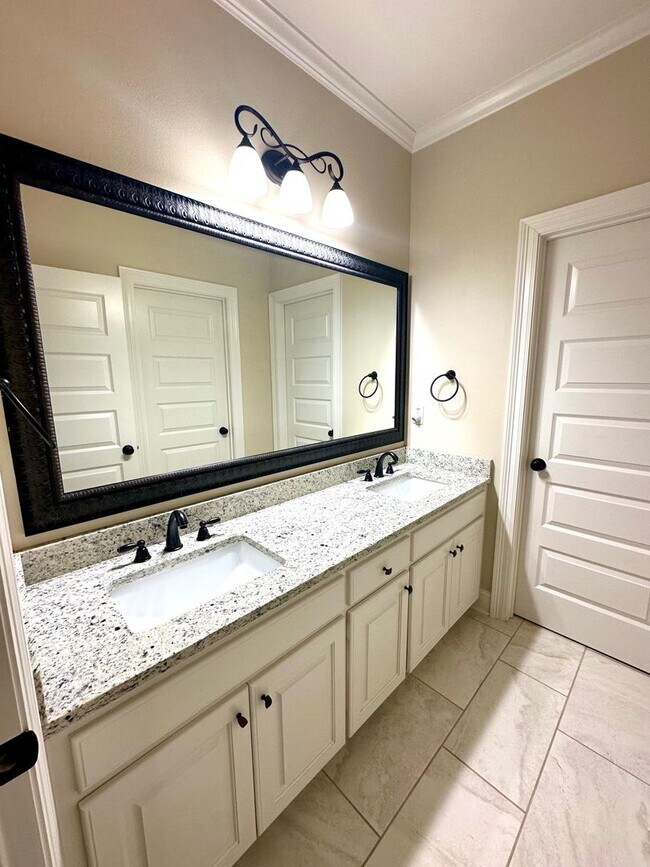 Building Photo - 43283 Pond View Dr