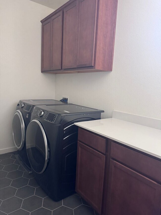 Building Photo - 3 BR/2.5BA | Newly Renovated Single Family Home | 1-Car Garage |Near Franklin Blvd!