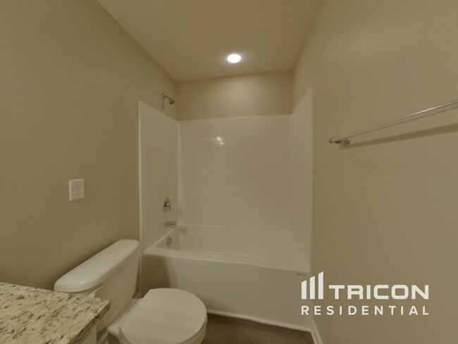 Building Photo - 211 Savannah Hills Dr