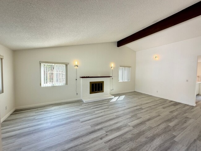 Building Photo - 3 bed, 2 bath single story home in West Hills