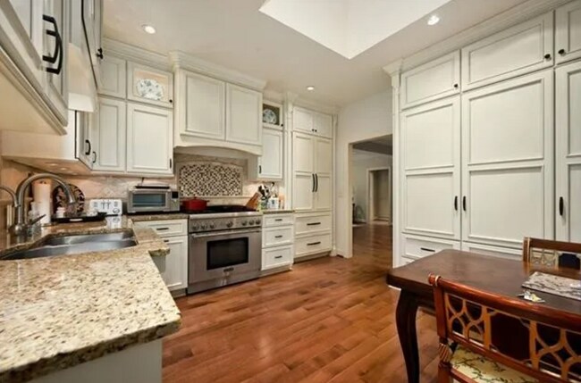 Building Photo - 3952 Shawnee Mission Pky