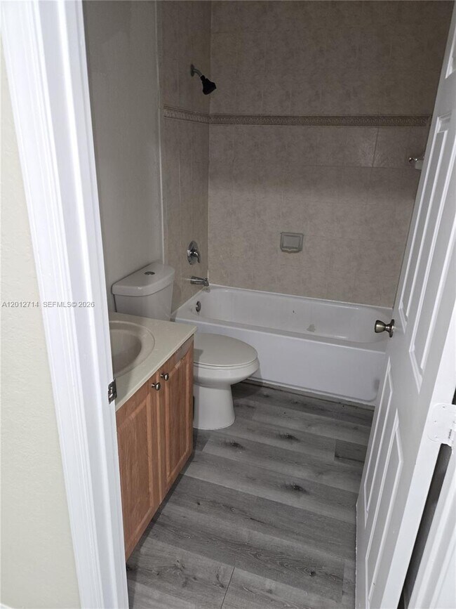 Building Photo - 1442 SE 24th Ct