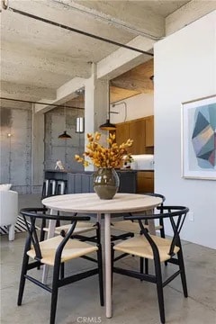 Building Photo - 100 W 5th St