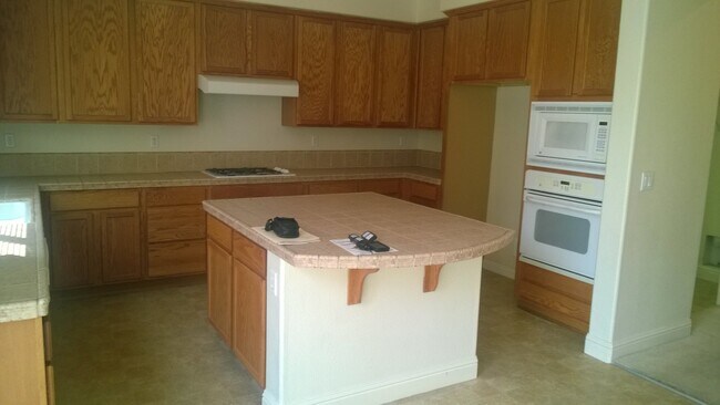Building Photo - Excellent Elk Grove Location, Spacious 4 bedroom home with office, sitting parlor, and large kitchen