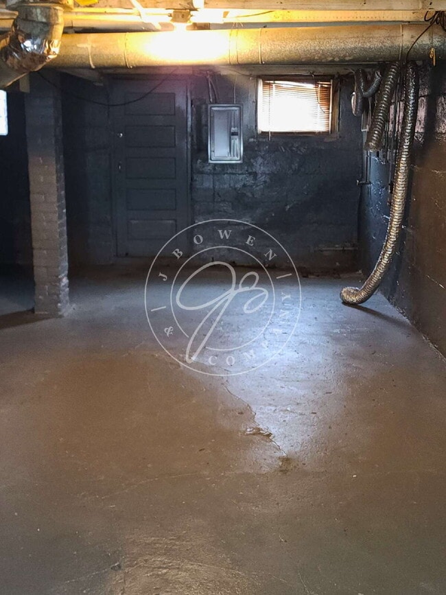 Building Photo - 2 bed 2 story townhouse! Individual basement! Front and back entrances with porch!