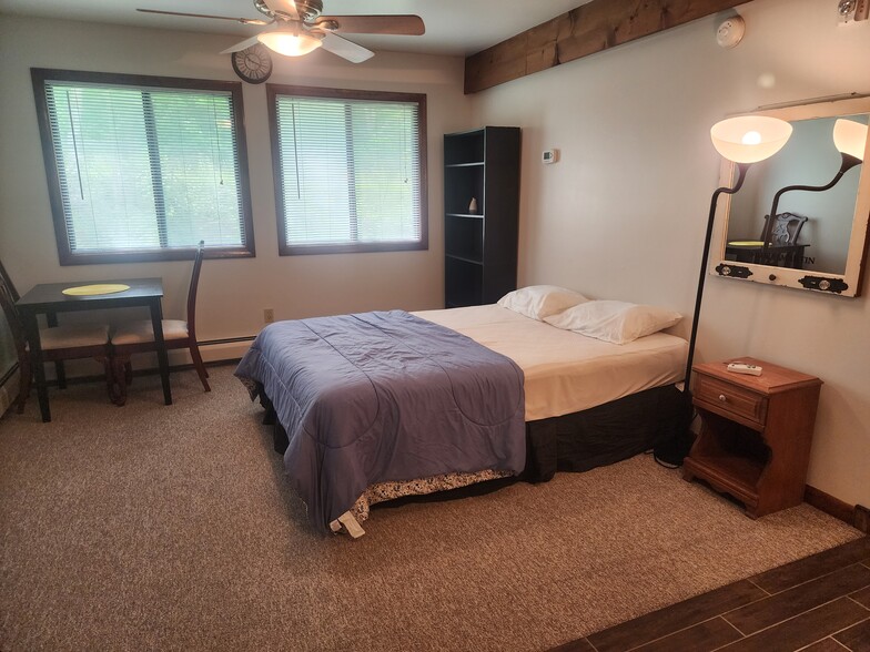 Ceiling fan with emote. Plenty of natural light - 19 Overbrook Dr