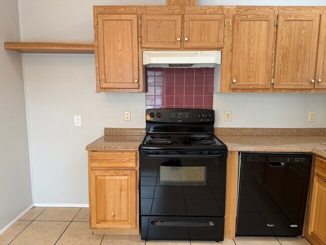Building Photo - Cute property...