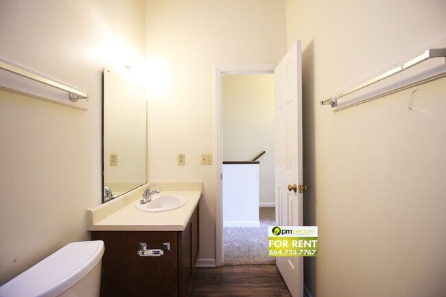 Building Photo - Convenient location