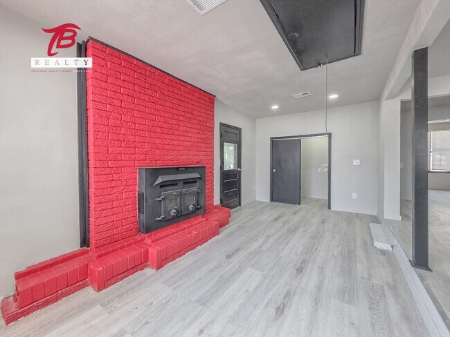 Building Photo - Charming and Newly Renovated 4-Bedroom Hom...