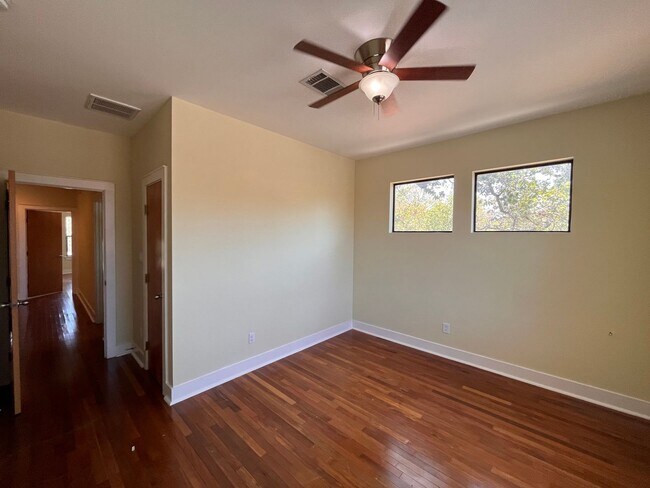 Building Photo - 5bed/3bath house in North Campus