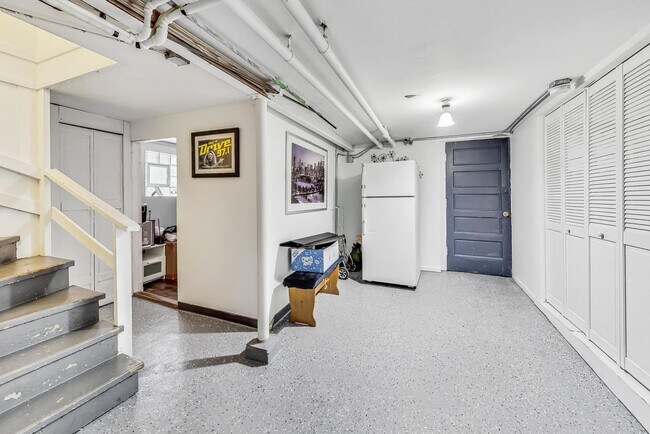 Building Photo - 5322 W Wolfram St
