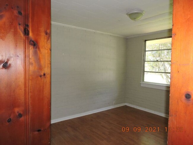 Building Photo - Great Location in MidCity - 3BR/1BA House ...