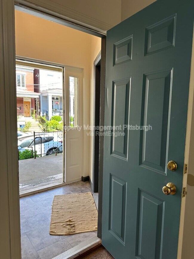 Building Photo - 822 Collins St