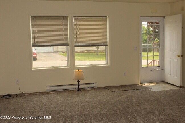 Building Photo - 15 Jeanne Dr