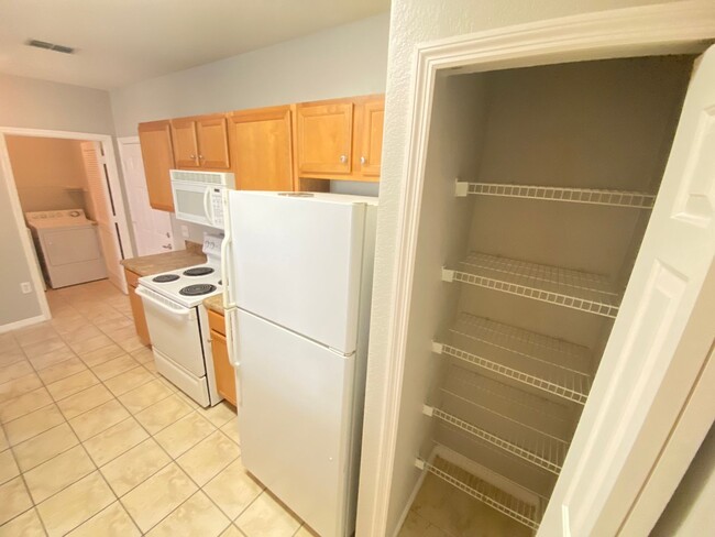 Building Photo - Beautiful 1/1 Condo in the Gated Community...