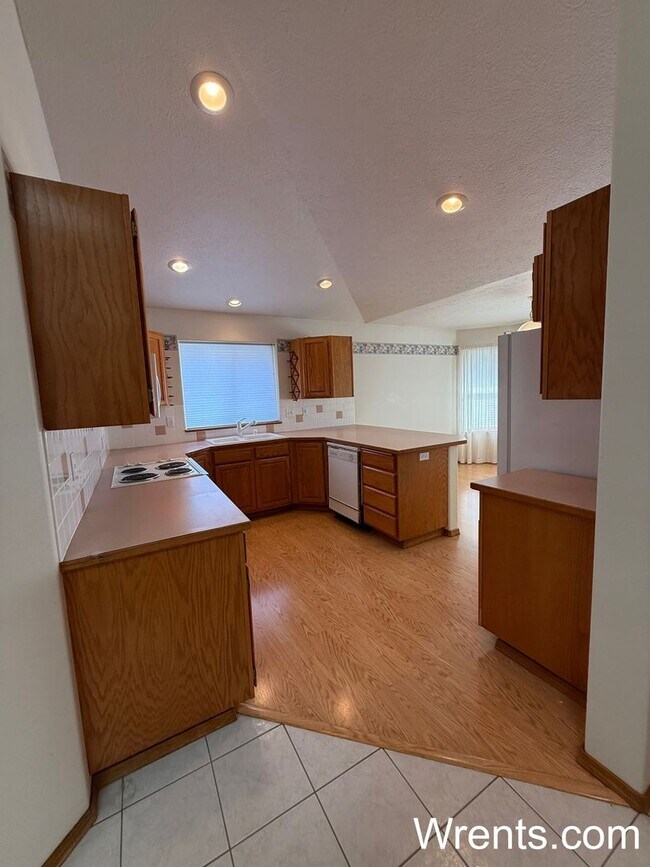 Building Photo - Available NOW!!!!! 3200 sqft home with Gol...