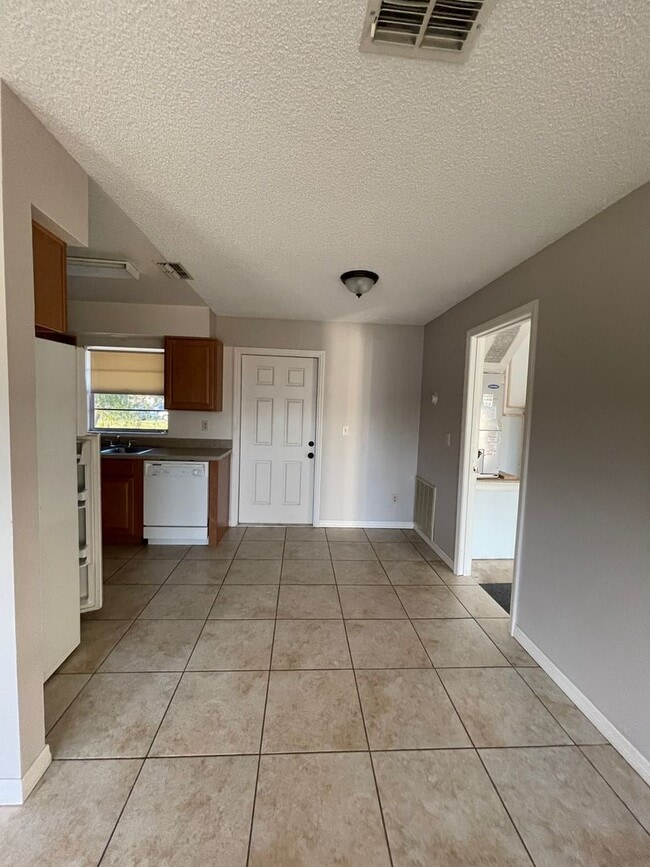 Building Photo - Nice 2/1 Duplex Home for Rent in St. Cloud