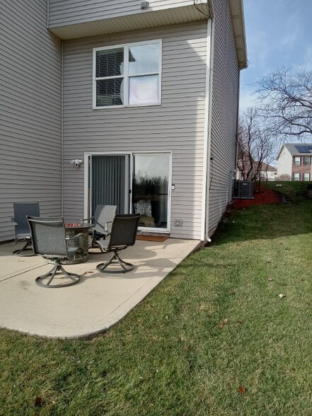 Building Photo - 609 S Avon Ct