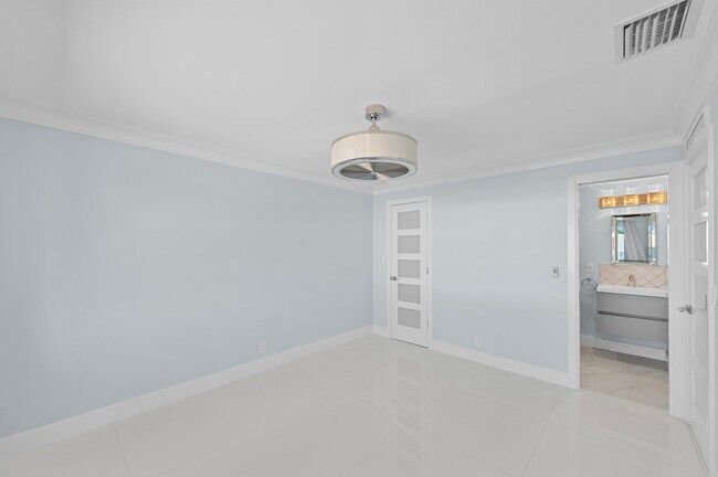 Building Photo - 3220 Bayview Dr