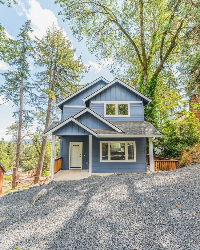 Building Photo - Sylvan Street Duplex