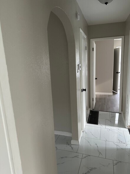 Building Photo - 10185 Winkler Dr