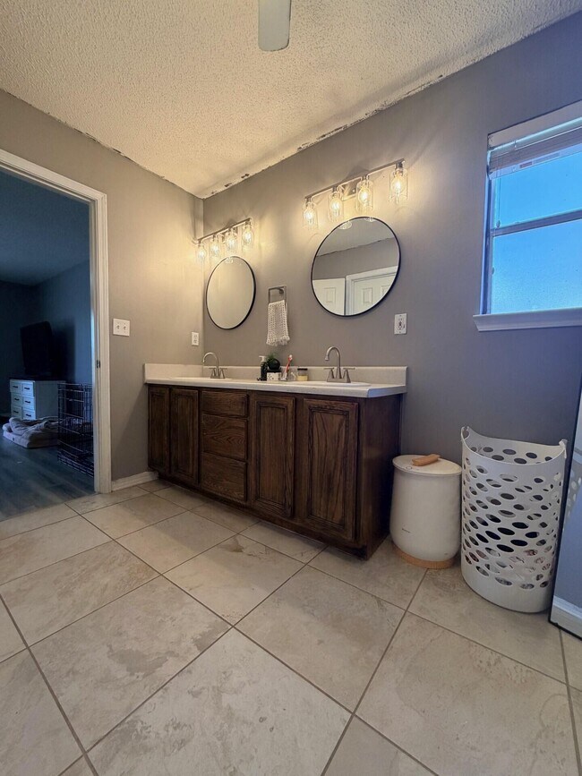 Building Photo - 205 Villacrest Dr