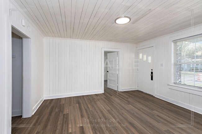 Building Photo - Adorable 3 Bed 2 Bath Cottage with Double ...