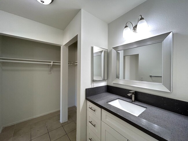 Building Photo - AVAILABLE NOW!! 2 Bedroom 2 Bath Apartment...