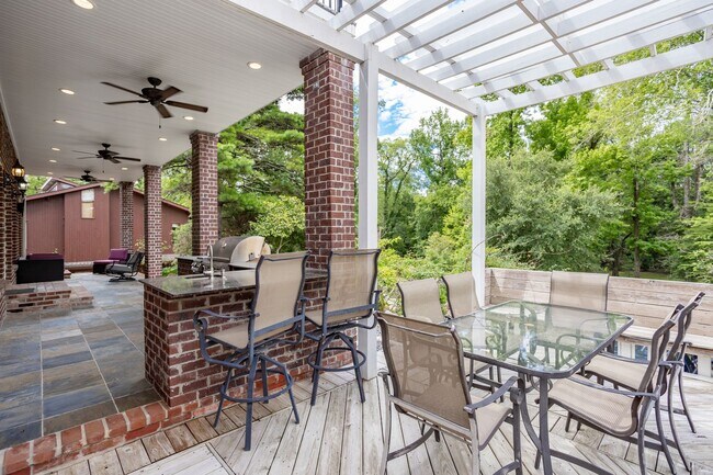 Building Photo - Historic Highland Road Beauty with Bayou V...