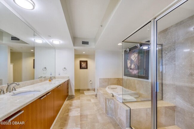 Building Photo - 1241 Riverside Dr