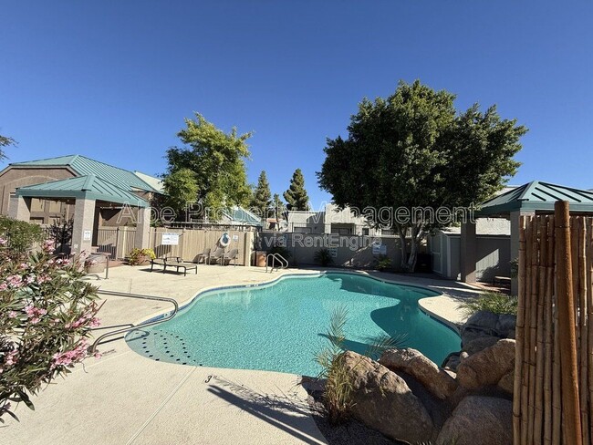 Building Photo - 2027 E University Dr