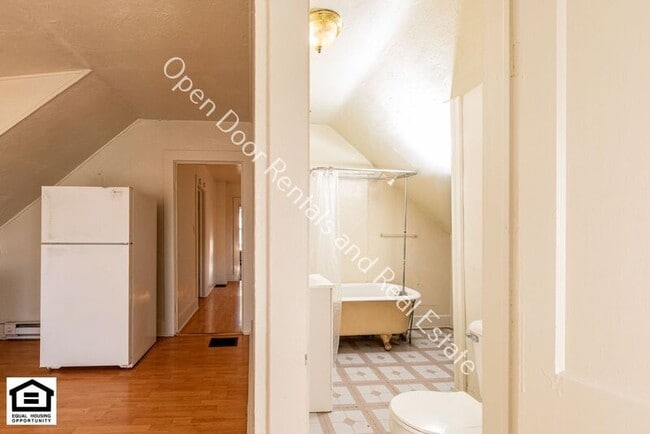 Building Photo - 608 1/2 Anderson