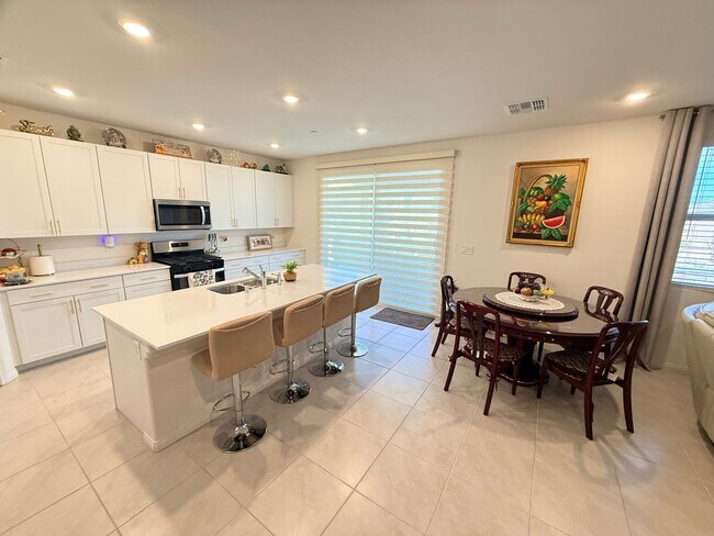 Building Photo - Gated NW community 5Bed