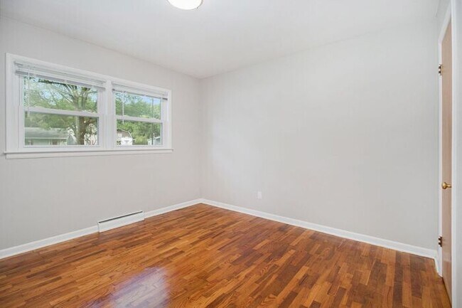 Building Photo - $300 of your move in before October! $1199- 2-bedroom duplex with spacious basement!