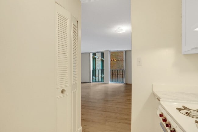 Building Photo - Studio Condo with all utilities included f...