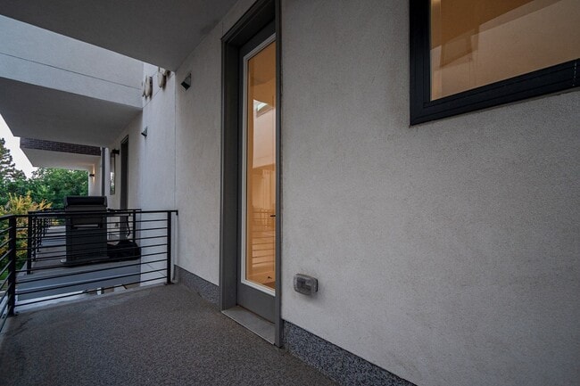 Building Photo - Newer Build 2 Bedroom, 4 Bathroom Jefferson Park Townhome