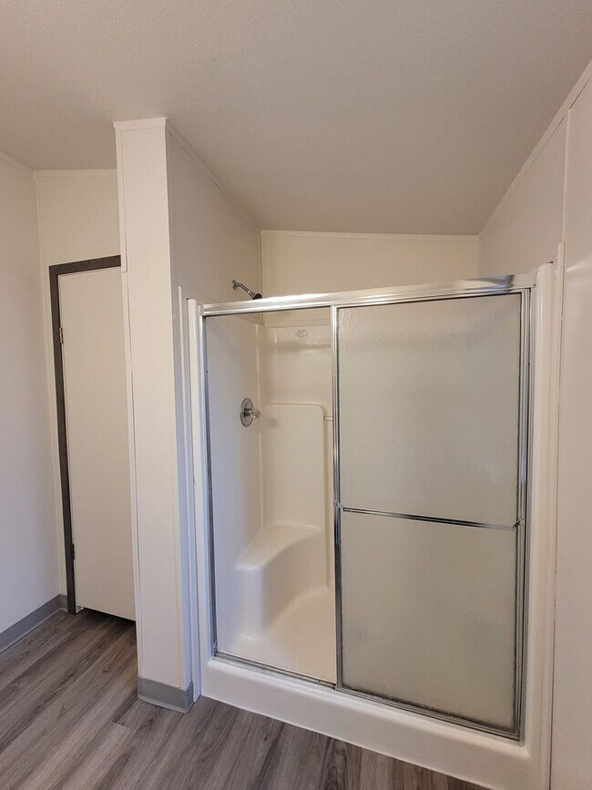 Building Photo - 3Bed : 2Bath Home with 2 Car Garage and Ac...