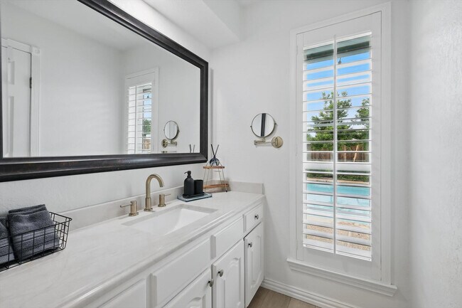 Building Photo - 328 Shawnee Trail