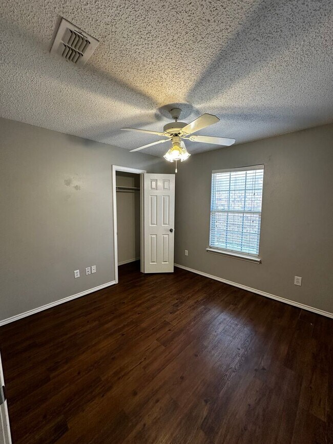 Building Photo - Fantastic House Available June 6th in Fren...