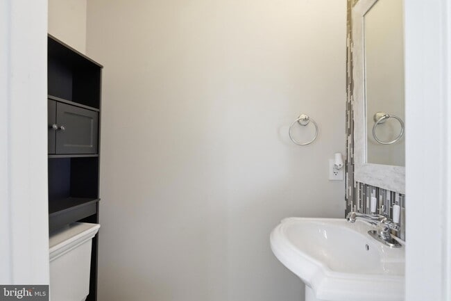Building Photo - 5504 Sacramento Mews Pl