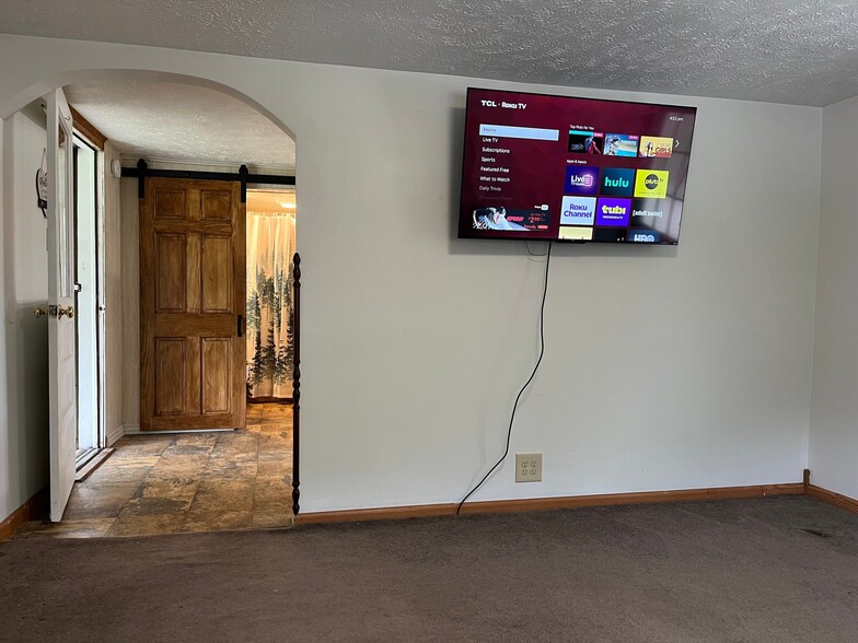 Building Photo - 818 Victory Ave