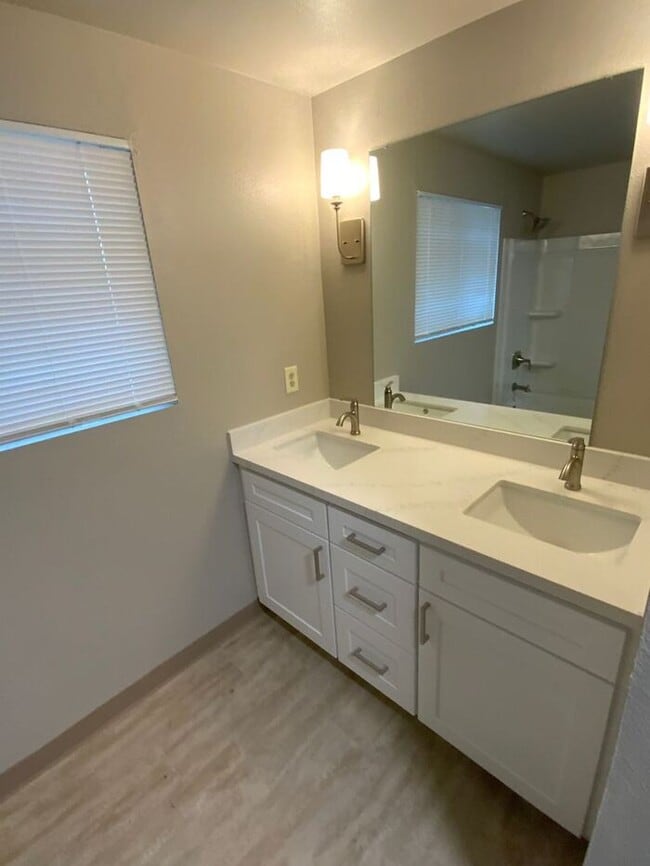 Building Photo - Sumner Townhome Duplex W/D w/ 1 car carport FREE JAN