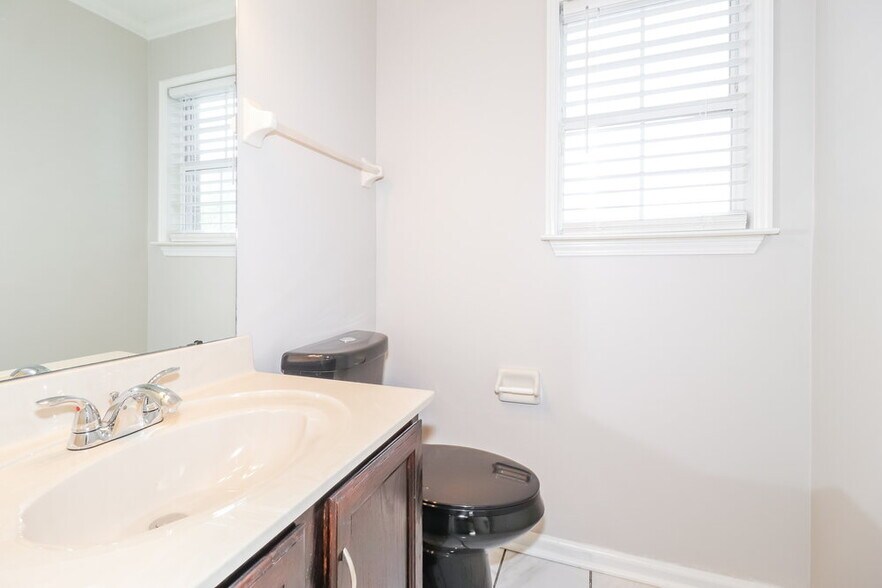 Building Photo - 15 Oaklake Cove
