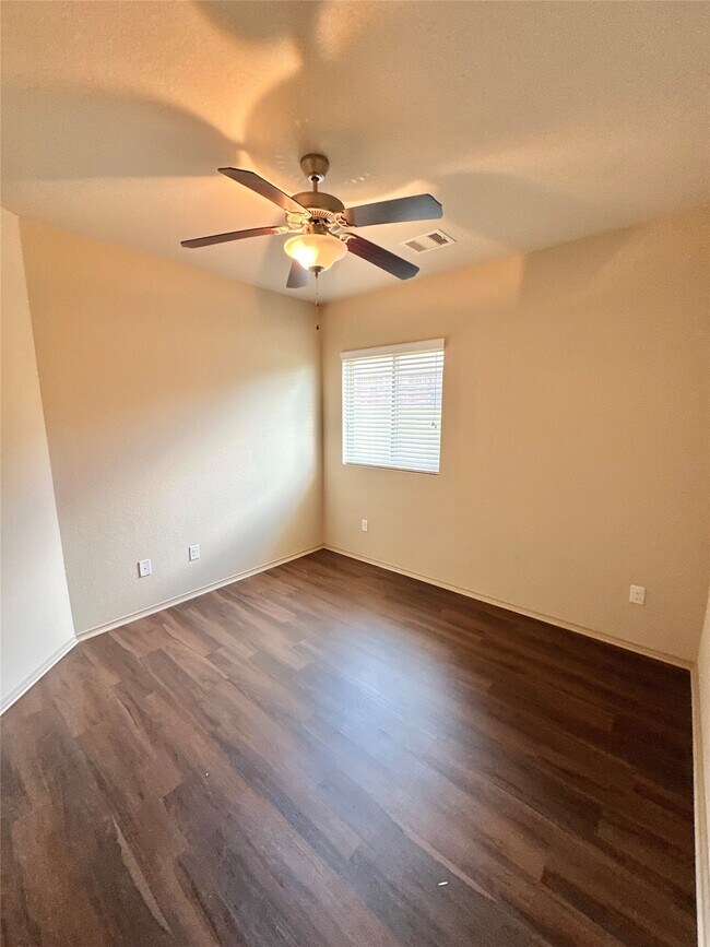 Building Photo - 5202 Lilac Hollow Ln