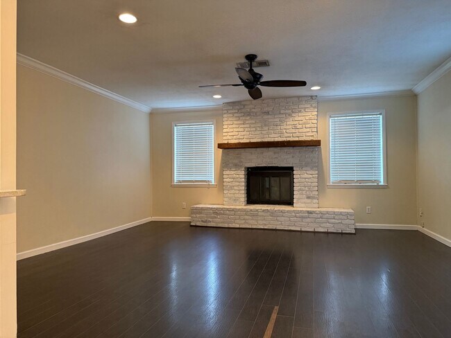 Building Photo - 8606 Holiday Dr