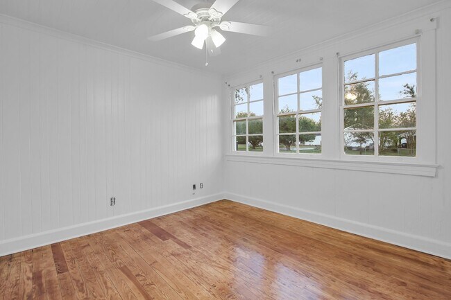 Building Photo - 2 Bedroom, 1 Bath home in Center of Richmond Hill - Richmond Hill close to Ft. Stewart and HAAF