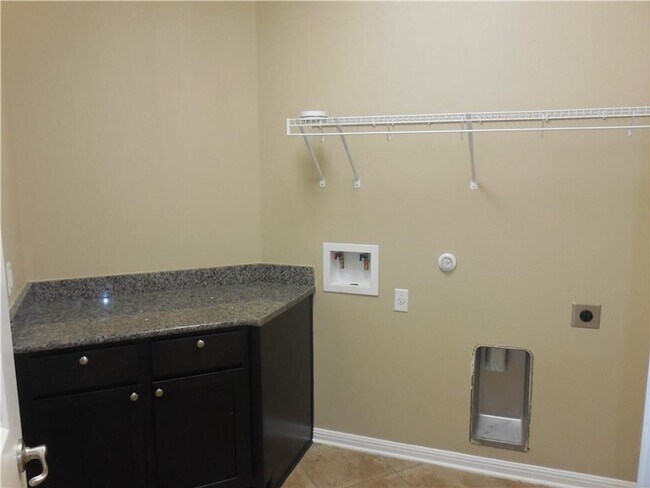 Building Photo - Wonderful 3-Bedroom Home For Rent In Round...
