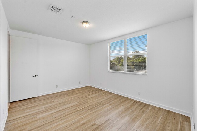 Building Photo - LARGE 3-bed, 3-bath townhome with 2-car ga...
